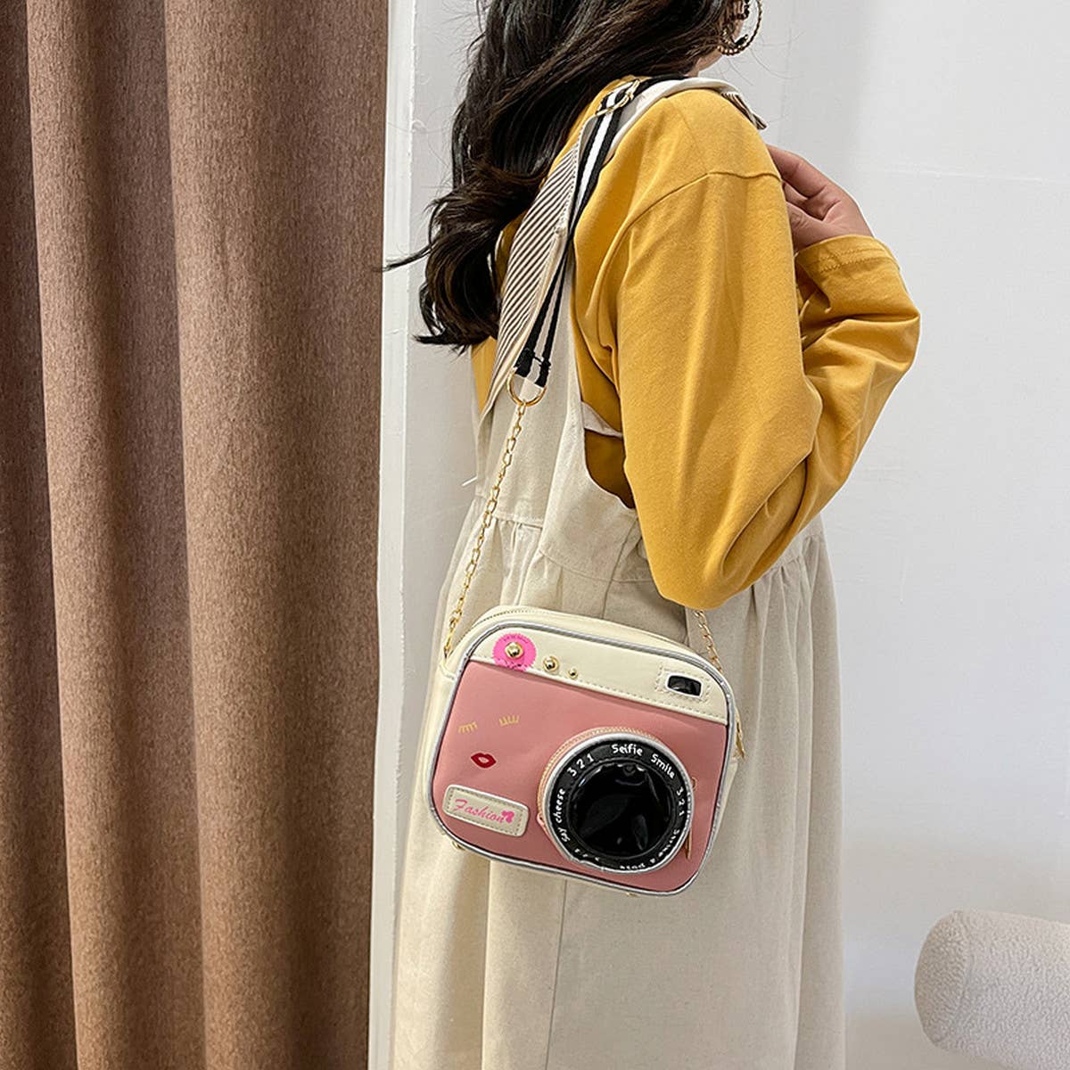 CAMERA-SHAPED SHOULDER BAG_CWAB1001