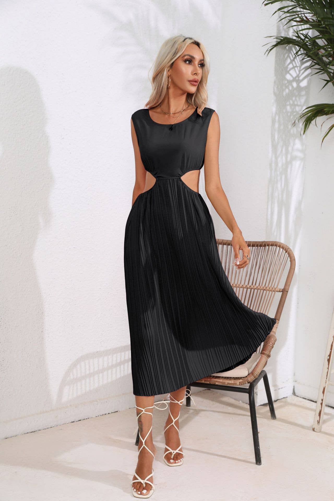 Hollowed-out pleated dress with exposed waist