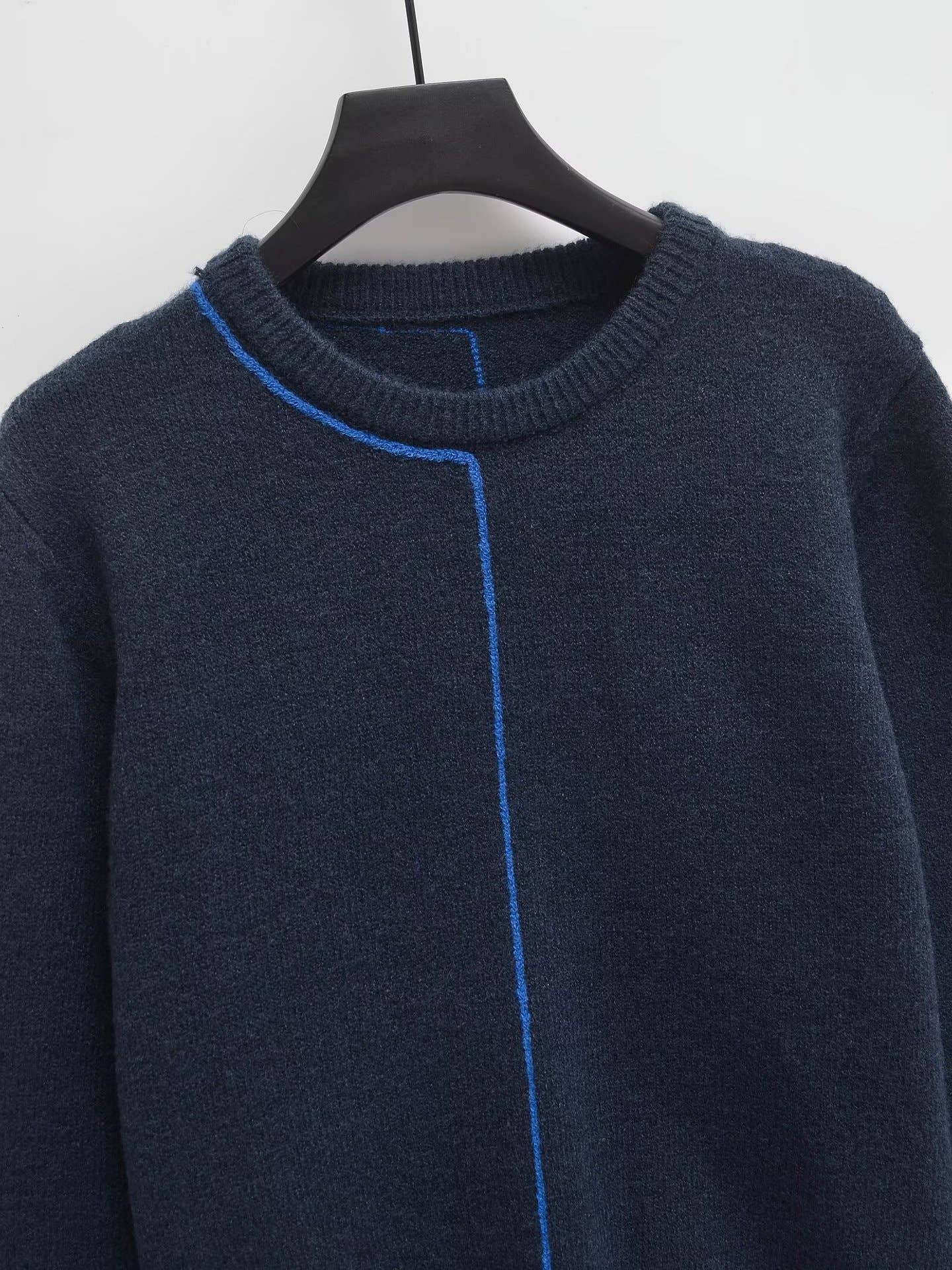 STYLISH DESIGN WITH CONTRASTING LINES AND COLORS