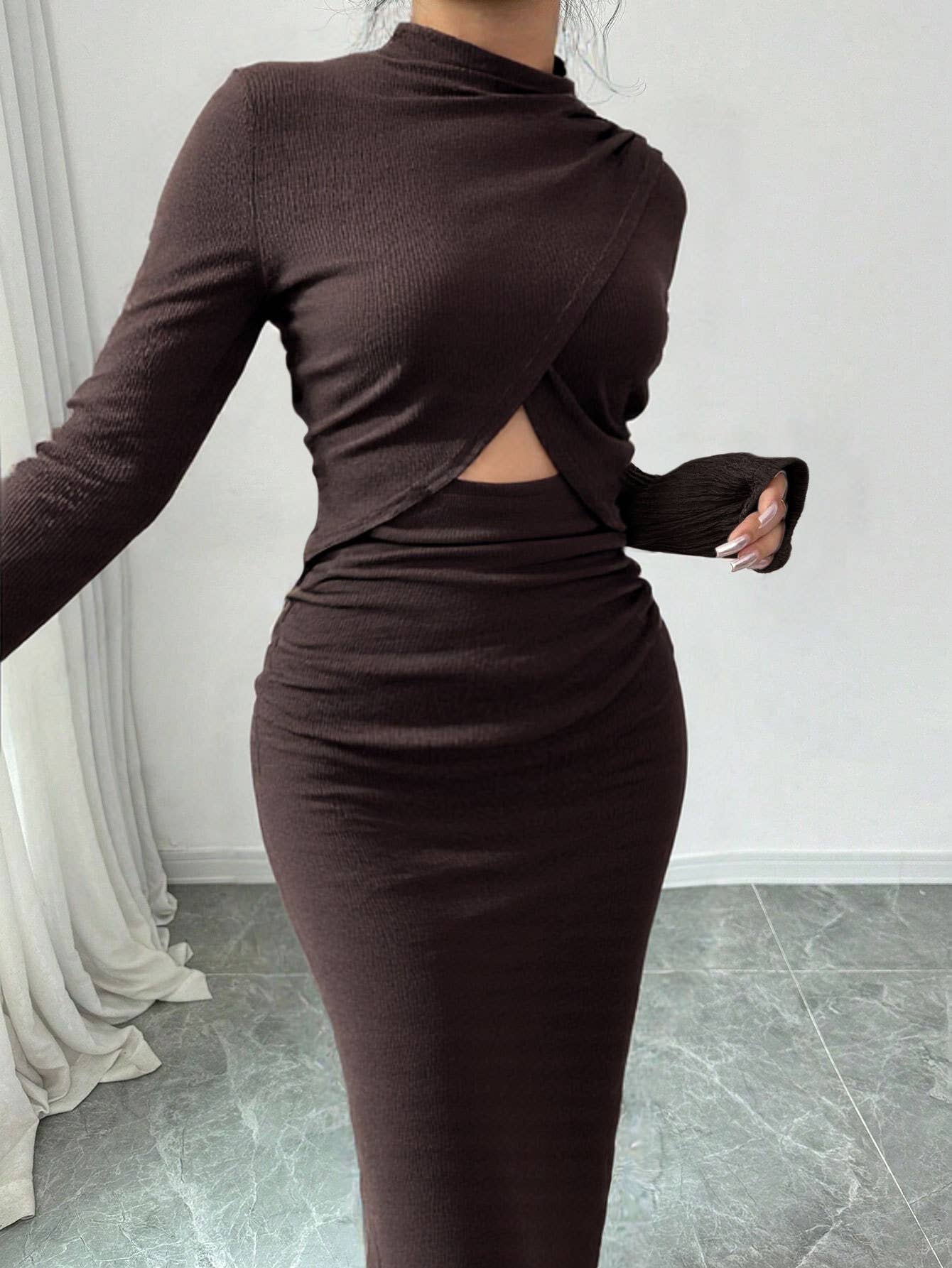 Sexy slit figure-hugging waist-revealing dress