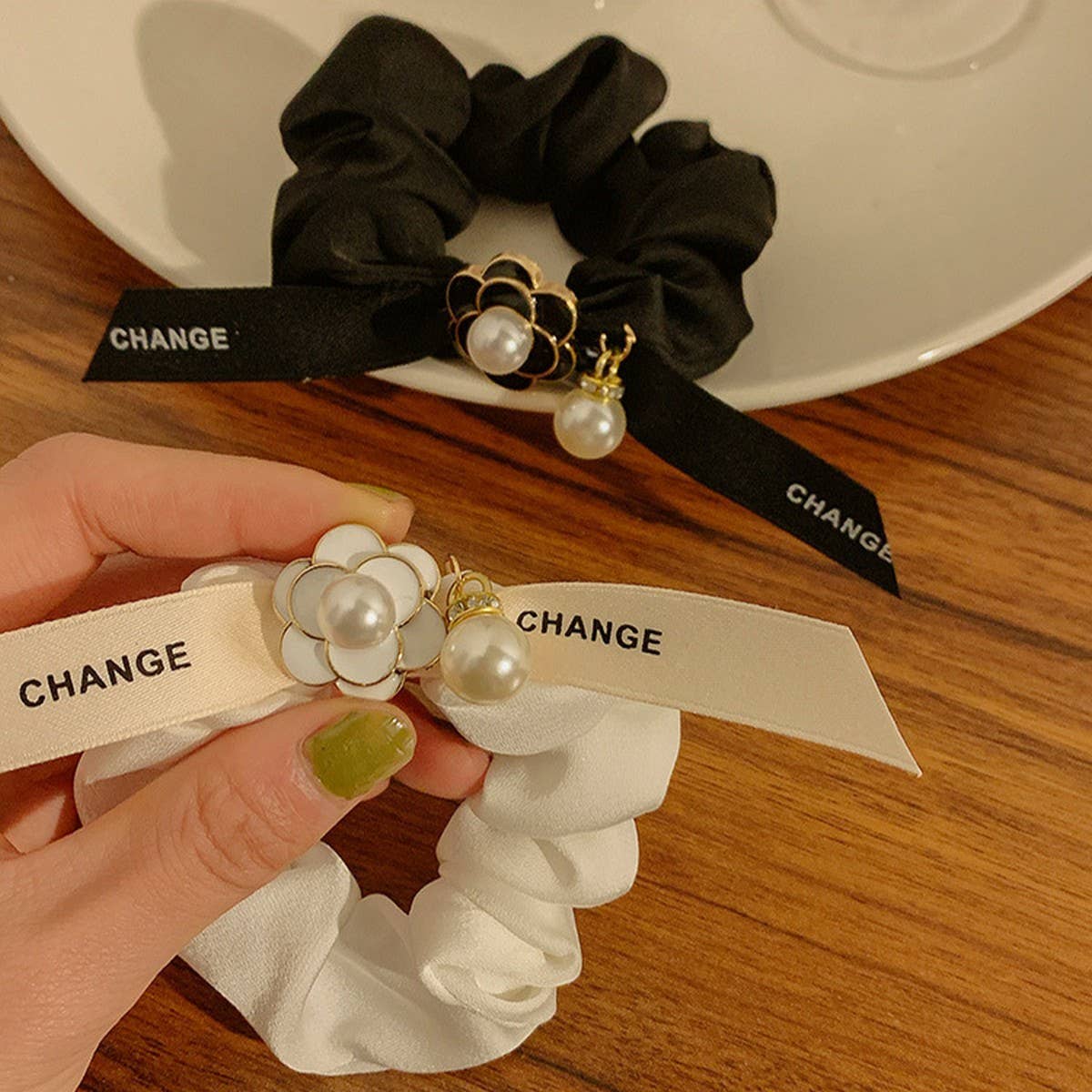 FRENCH TEMPERAMENT BOW HAIR SCRUNCHIES