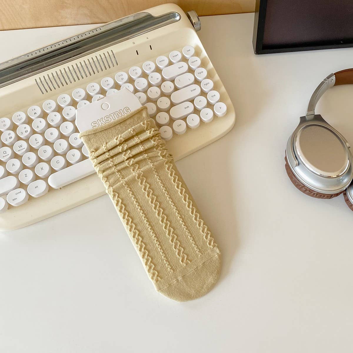 MIDDLE-TUBE STRAIGHT SOCKS WITH CURLED EDGES