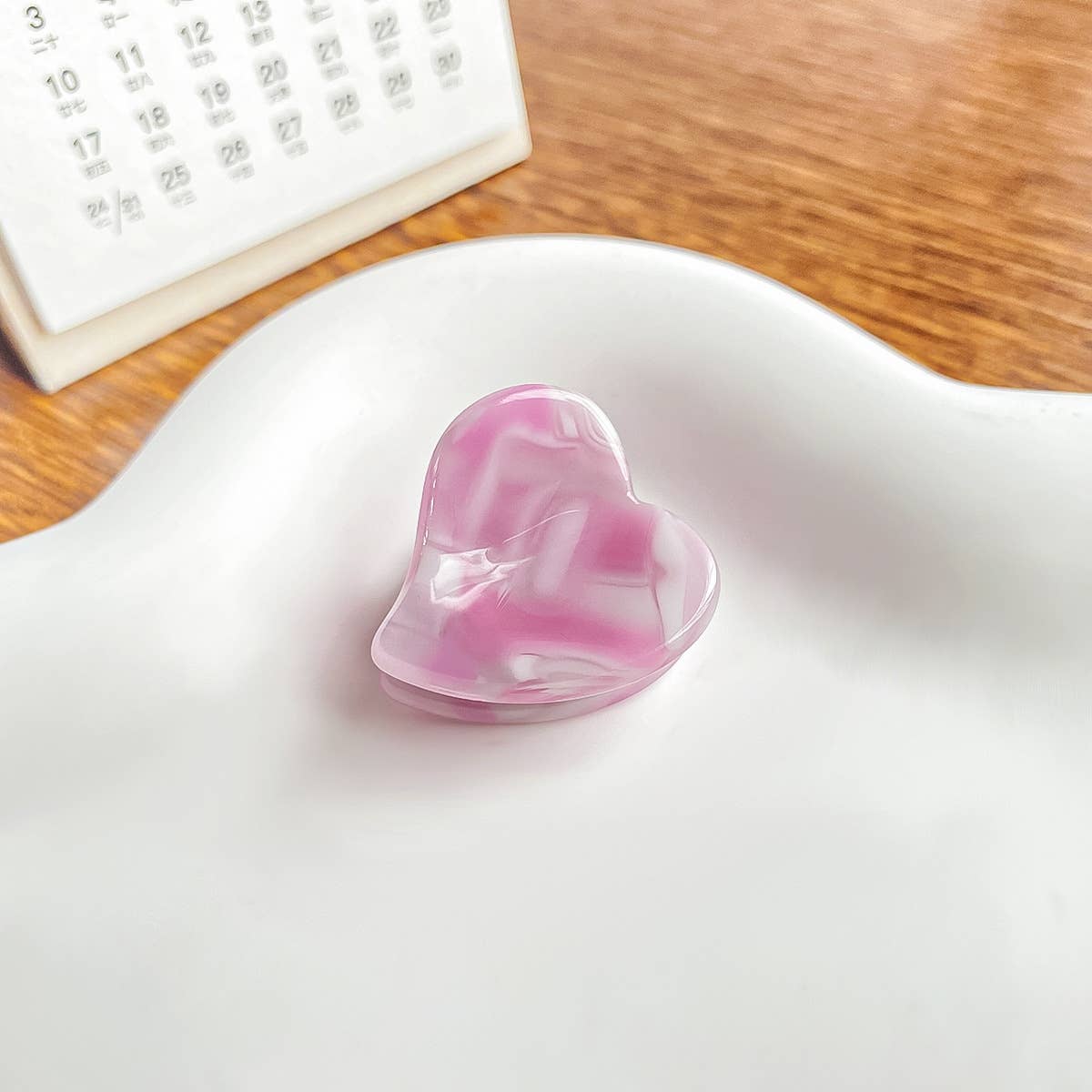 Cute acetic acid heart-shaped small clipper