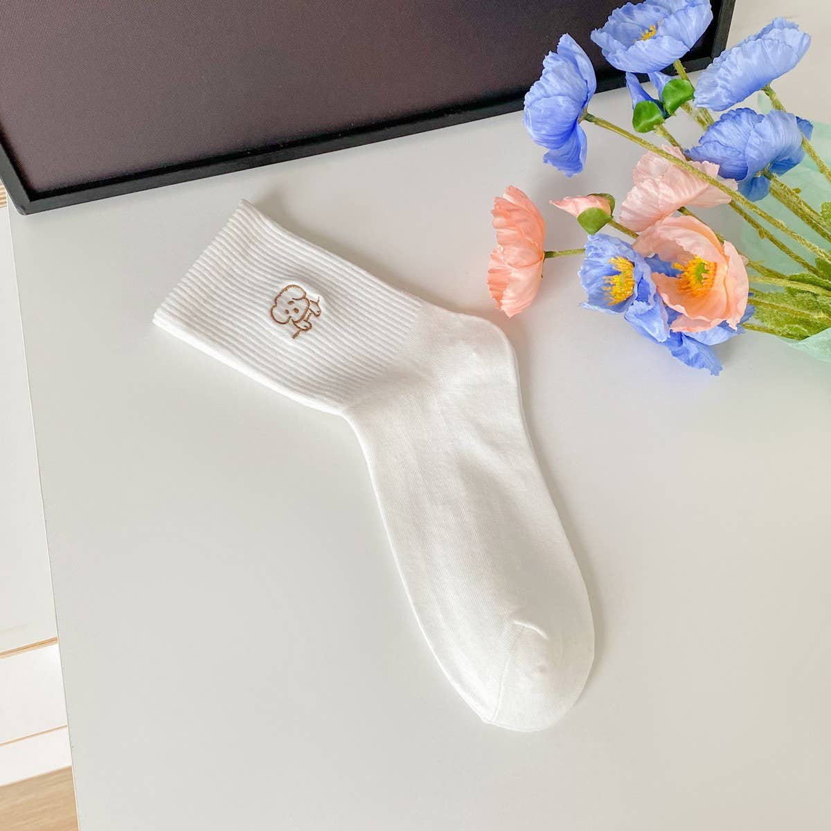 WHITE NEW EMBROIDERED SIMPLE MIDDLE SOCKS