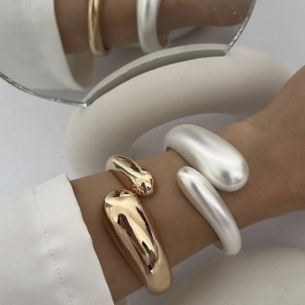 DESIGN METAL GLOSSY WATER DROP HUG BRACELET