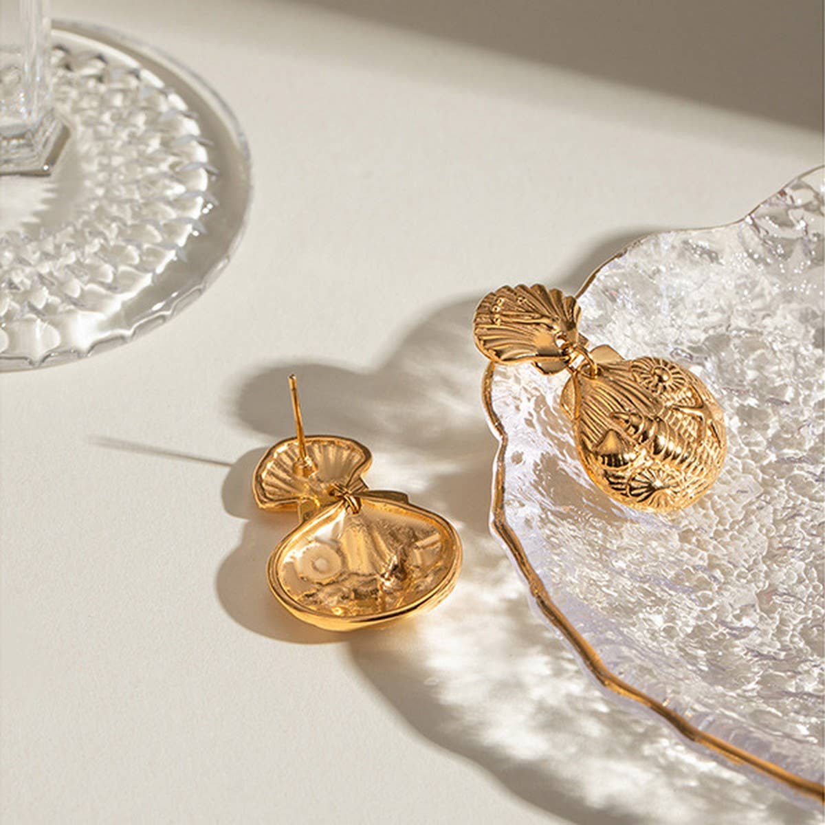 DESIGN RELIEF 18K GOLD SHELL STARFISH EARRINGS