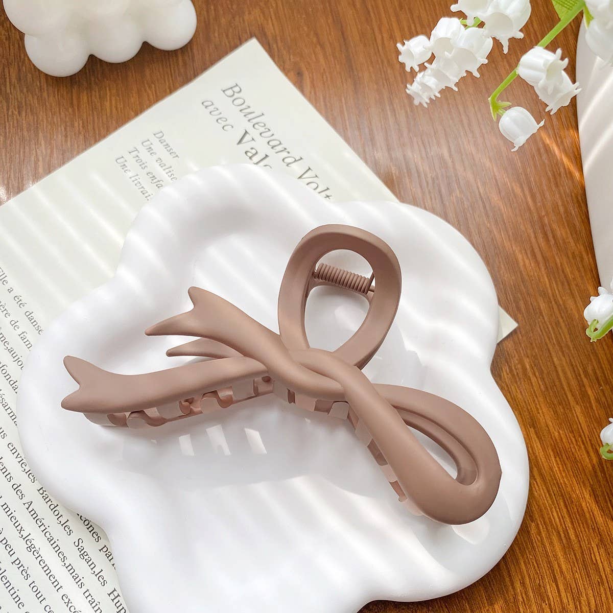 Versatile fashionable hollowed-out grab clip