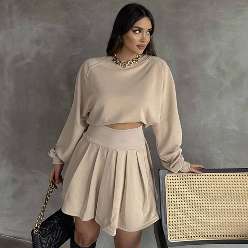 Long-sleeved sweatshirt and pleated skirt set