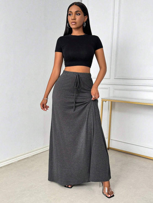 HIGH-WAISTED DRAPING STYLE WITH A SIMPLE SKIRT
