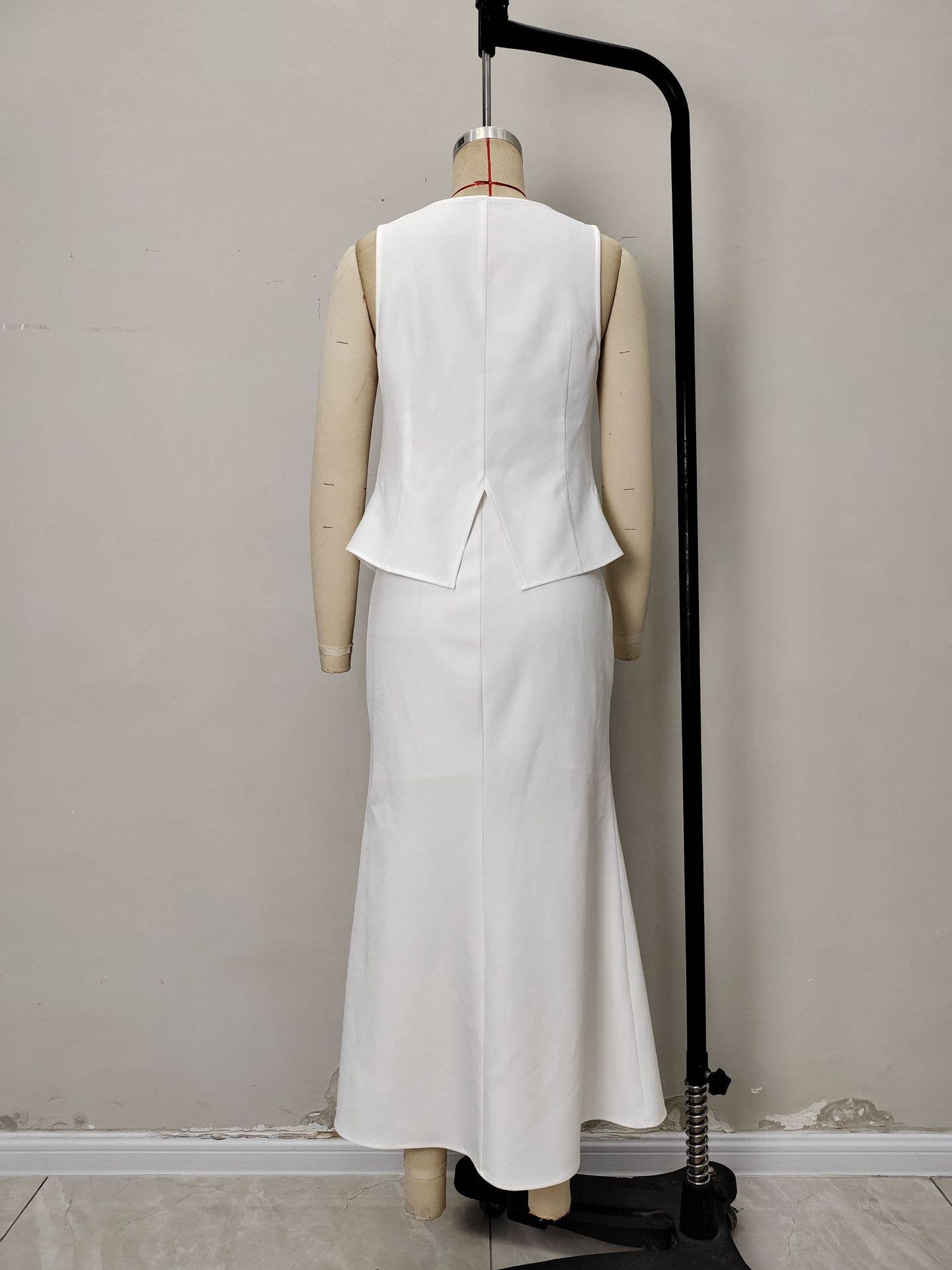 Solid-color elegant round-neck vest skirt set