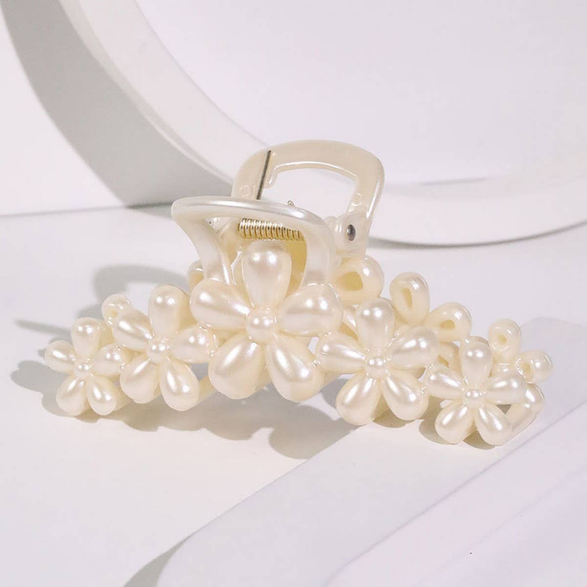 Chic Pearl Heart Claw Clip ? Minimalist Hair Grip