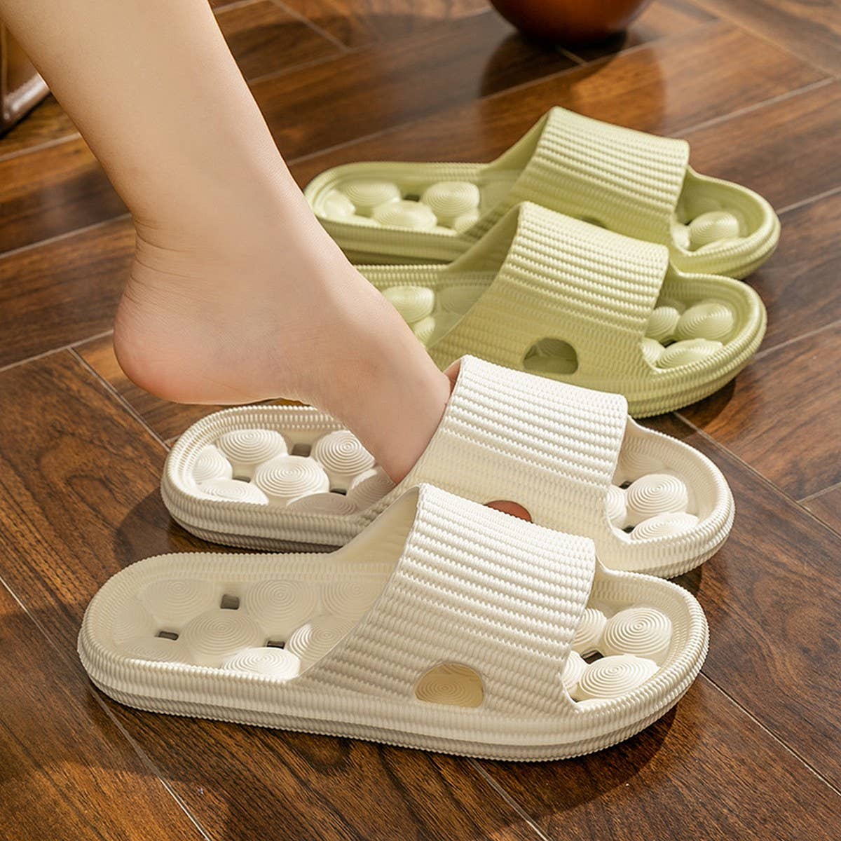 SOFT-SOLED ANTI-SLIP BATHROOM HOLLOW SLIPPERS_CWSHS0685