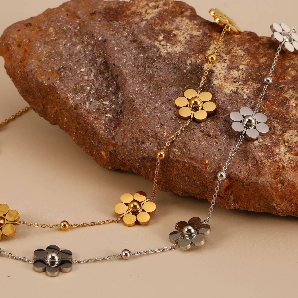 Stainless Steel Daisy Necklace with Beaded Chain_CWMM8876