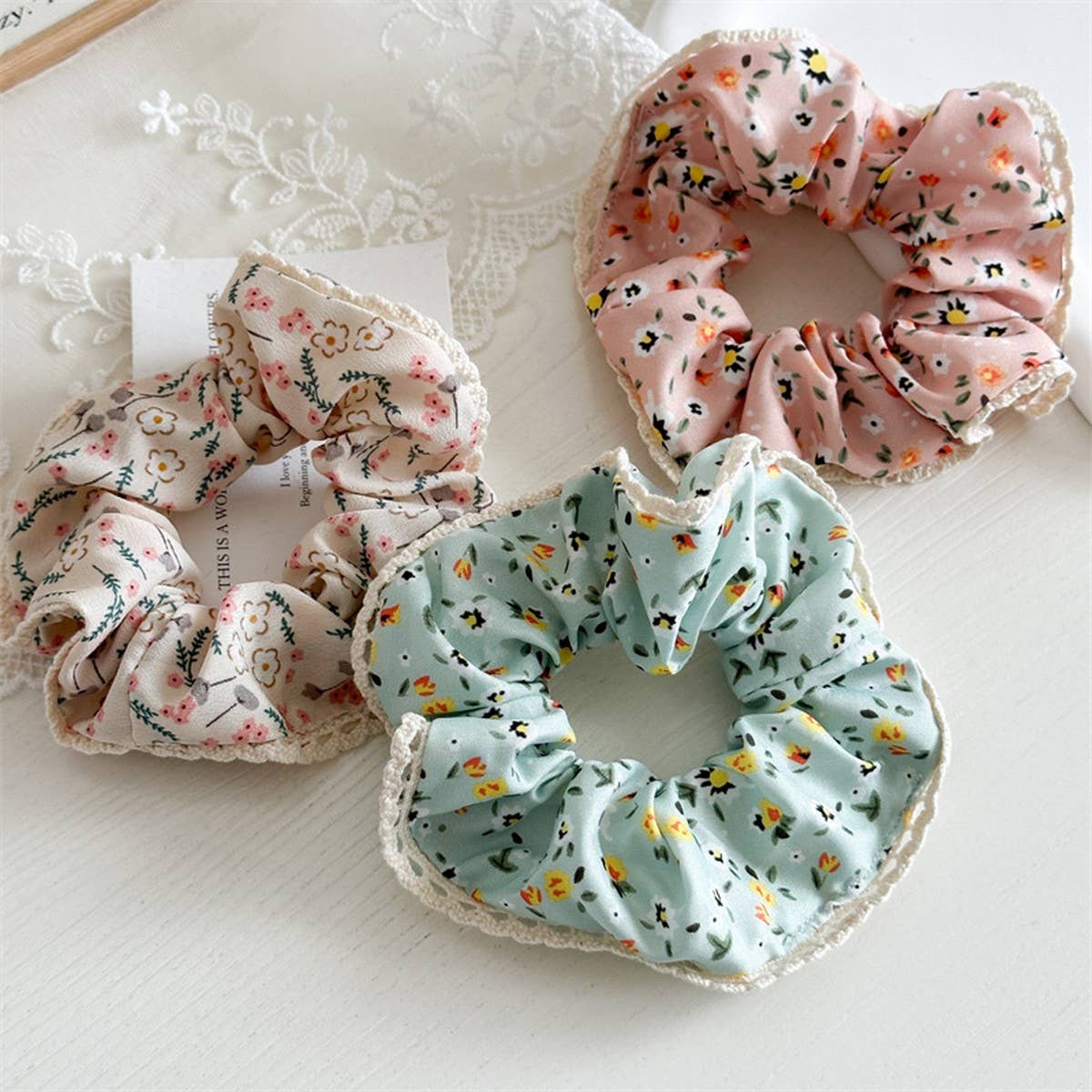 FLORAL LACE BORDER VERSATILE LARGE INTESTINE RING