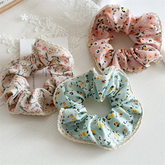 FLORAL LACE BORDER VERSATILE LARGE INTESTINE RING