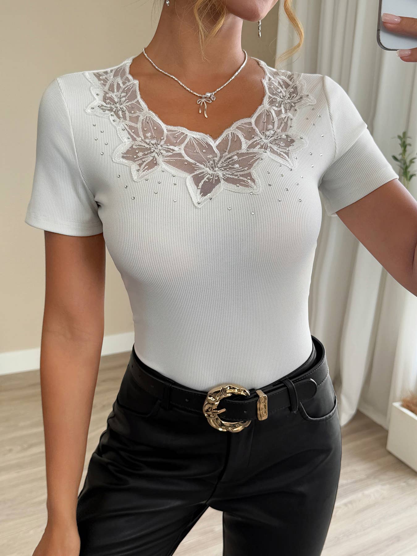 Solid-color rhinestone patch fitted T-shirt