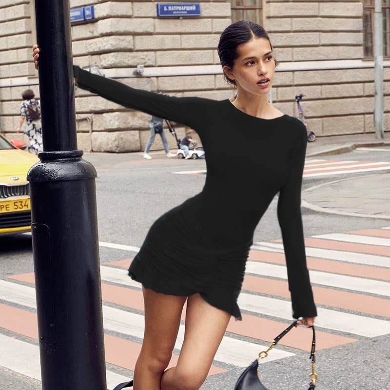 Solid-color pleated short dress wraps the hips