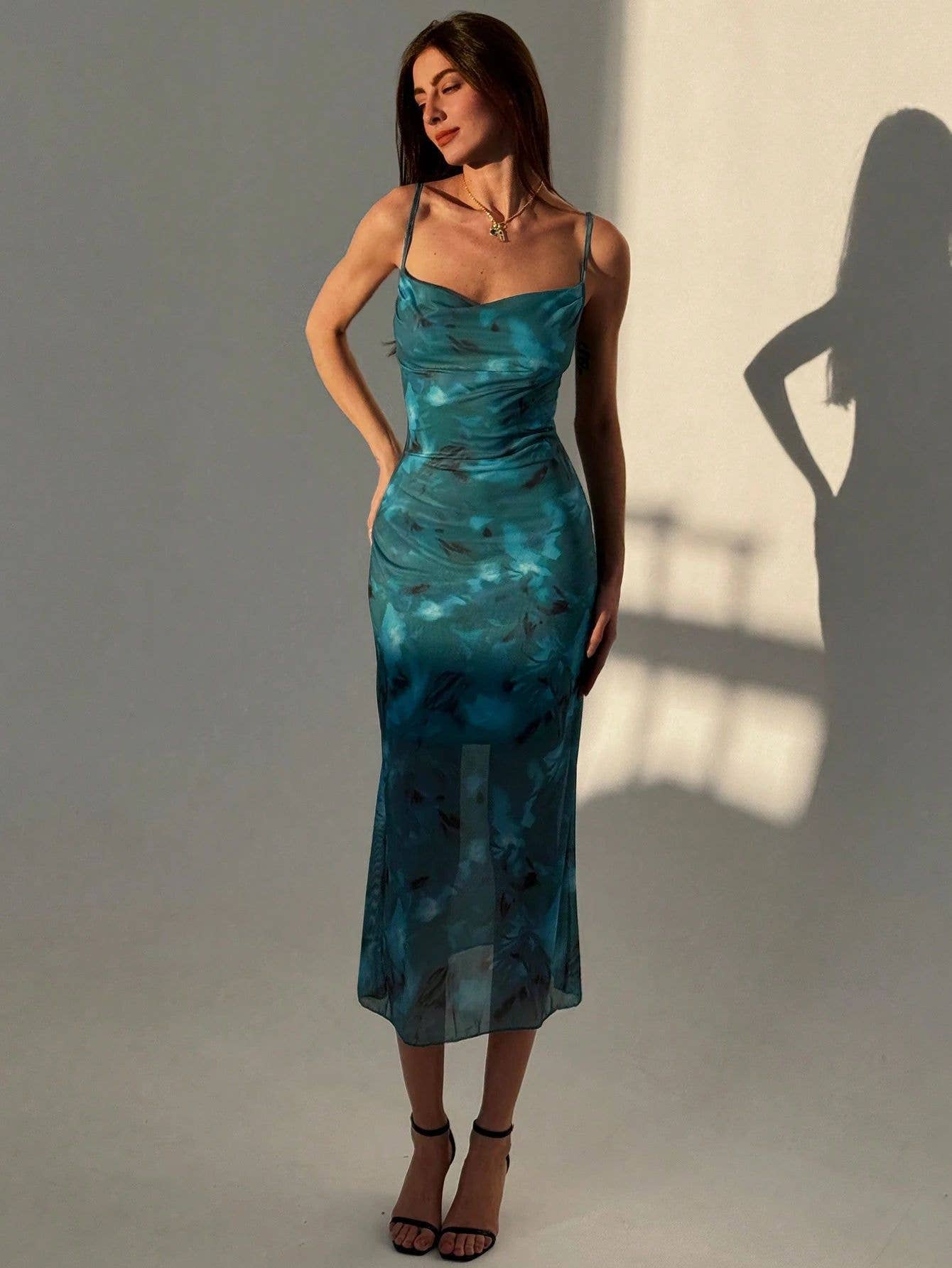Strapless,form-fitting,high-end mid-length dress