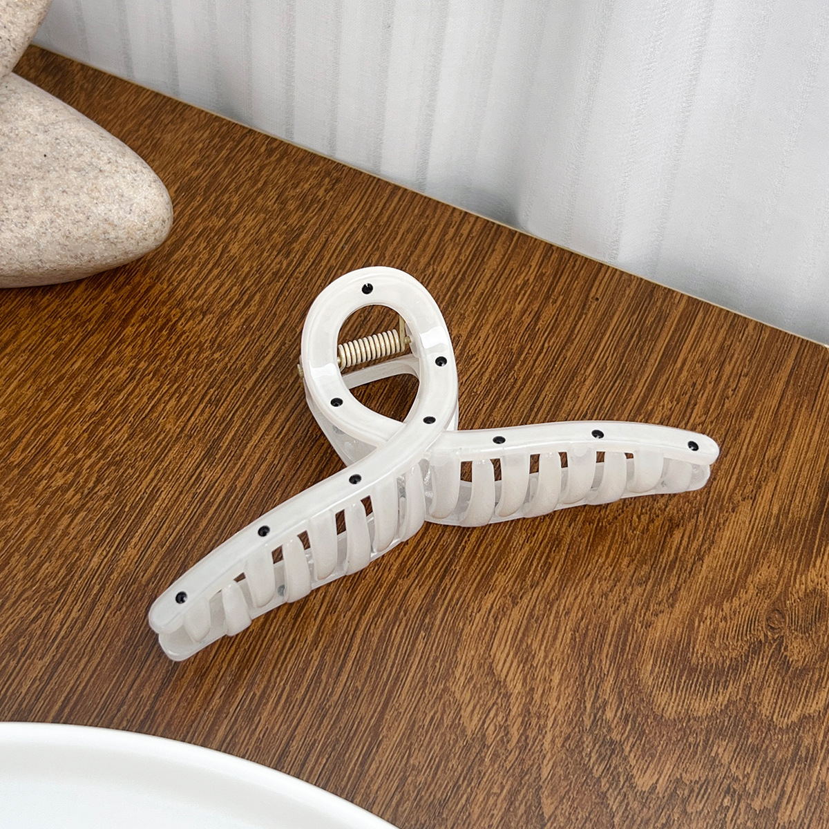 Polka Dot Hair Claw for Elegant Buns_CWAHA2066