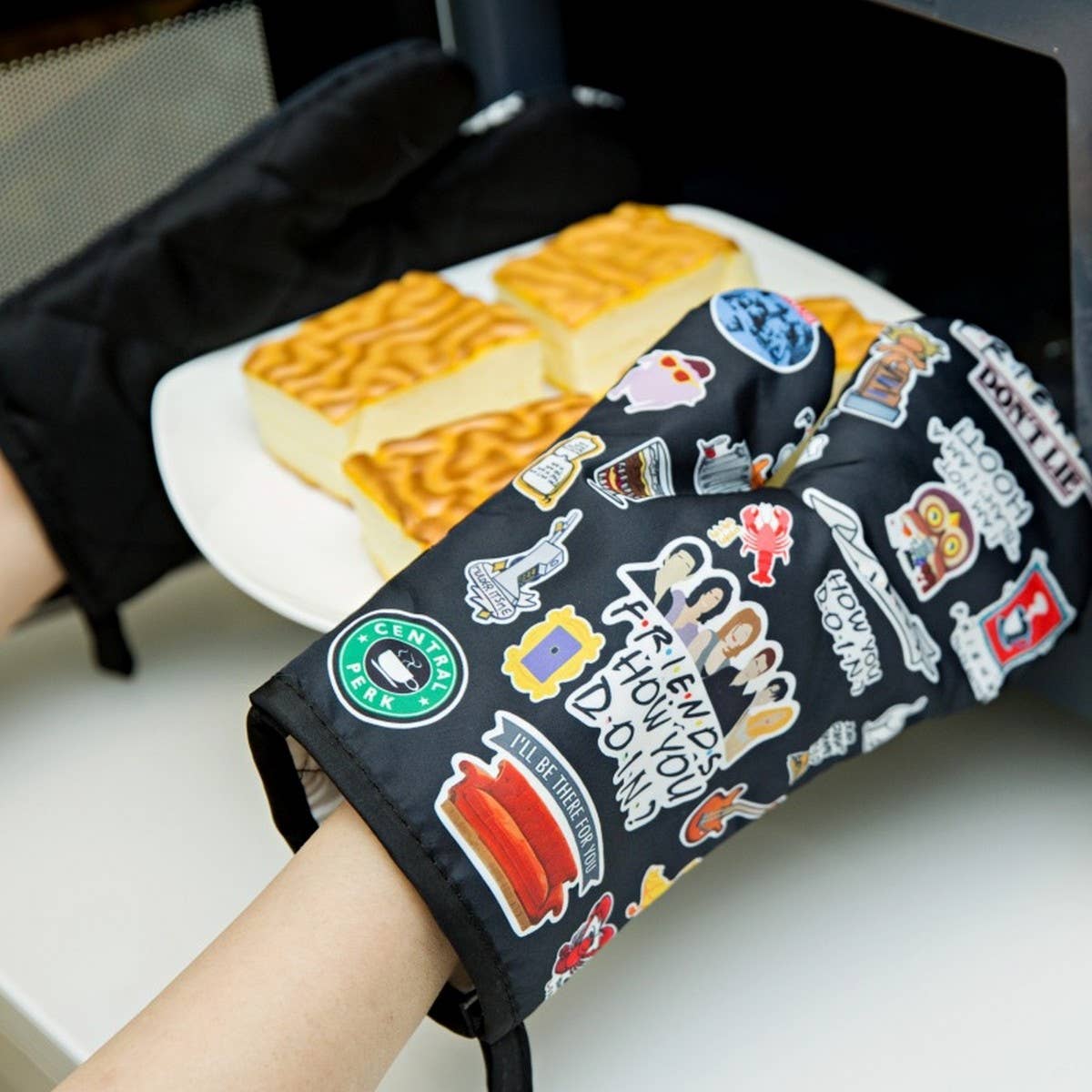 SCALD-PROOF HEAT-INSULATING GLOVES THREE-PIECE SET