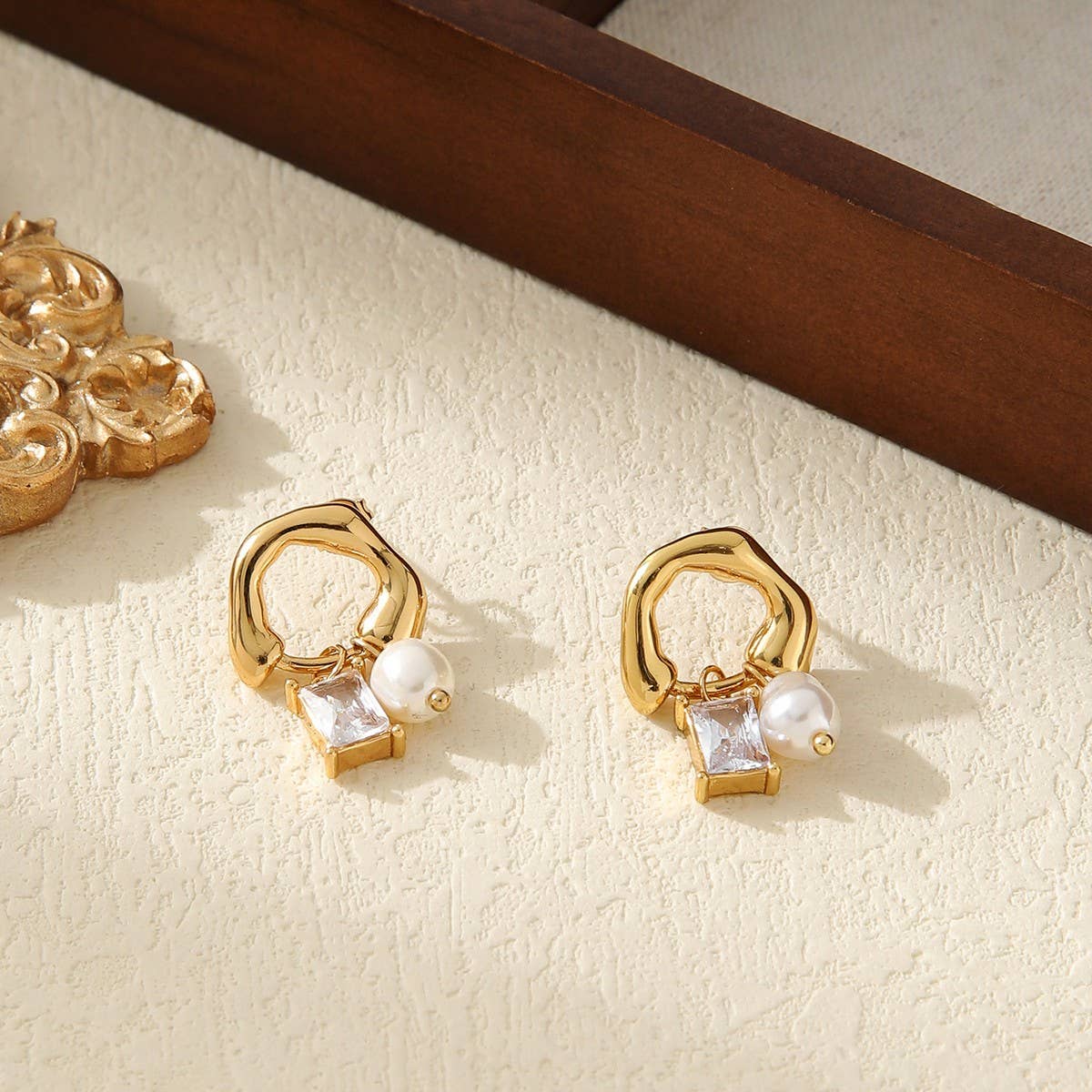 HIGHLIGHT BEAD SQUARE COLORED ZIRCONIA EARRINGS