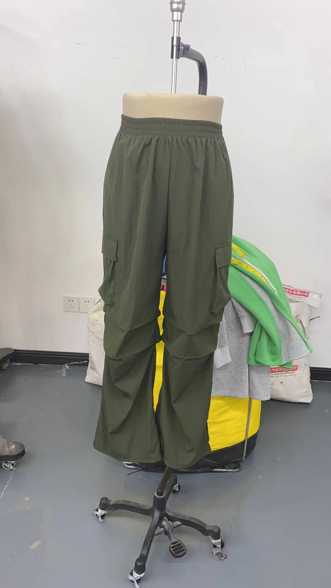 Elastic waist high-waisted baggy cargo pants