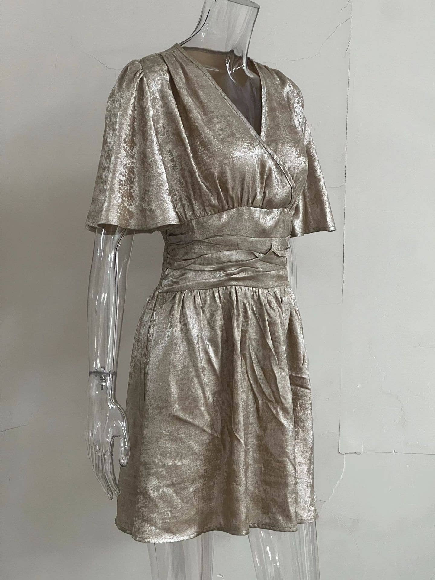 Solid-color lotus leaf sleeved pull-down dress