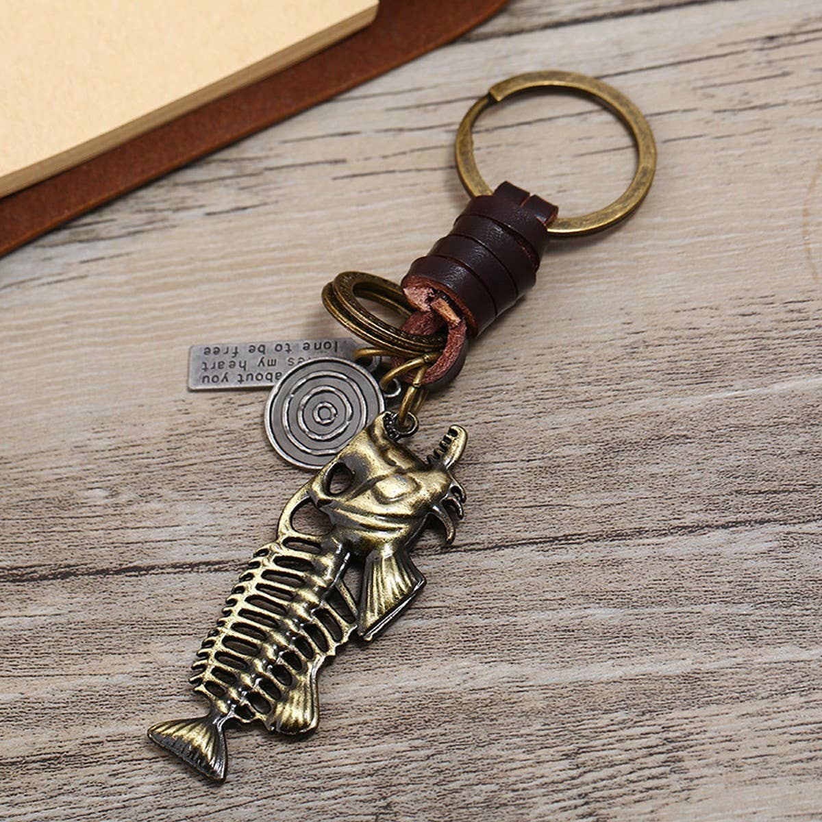 CREATIVE RETRO ALLOY FISHBONE LEATHER KEYCHAIN