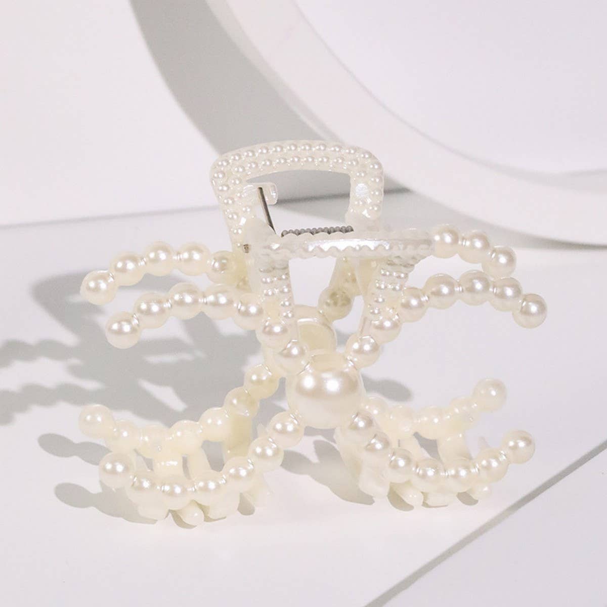 Chic Pearl Heart Claw Clip ? Minimalist Hair Grip