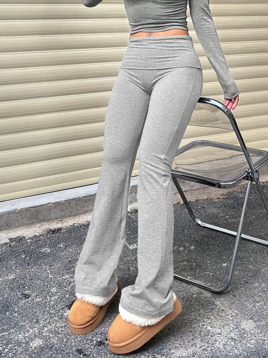 SLIM KNIT PANTS WITH A SHARP DESIGN
