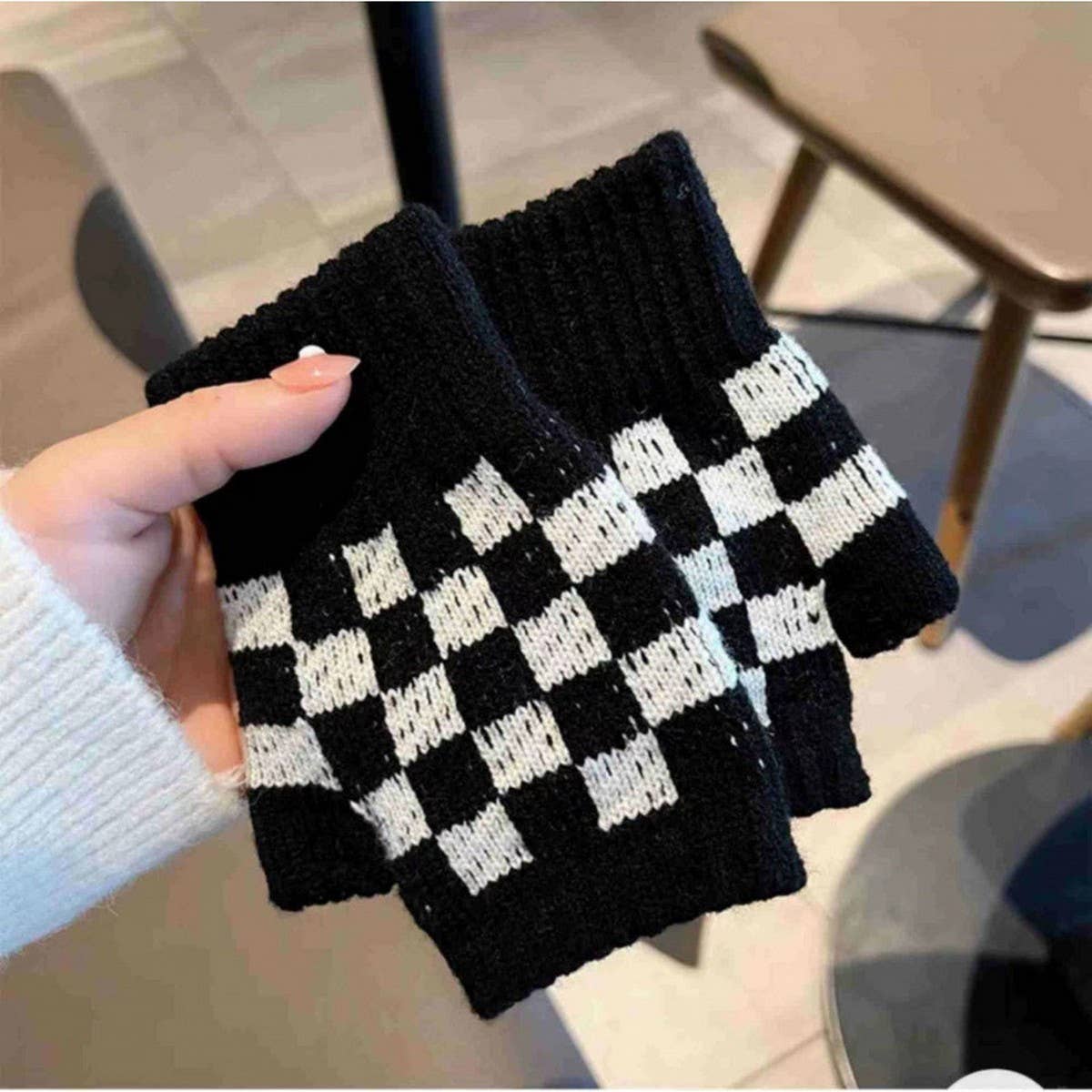 BLACK AND WHITE CHECKERBOARD HALF-FINGER GLOVES_CWAG0184