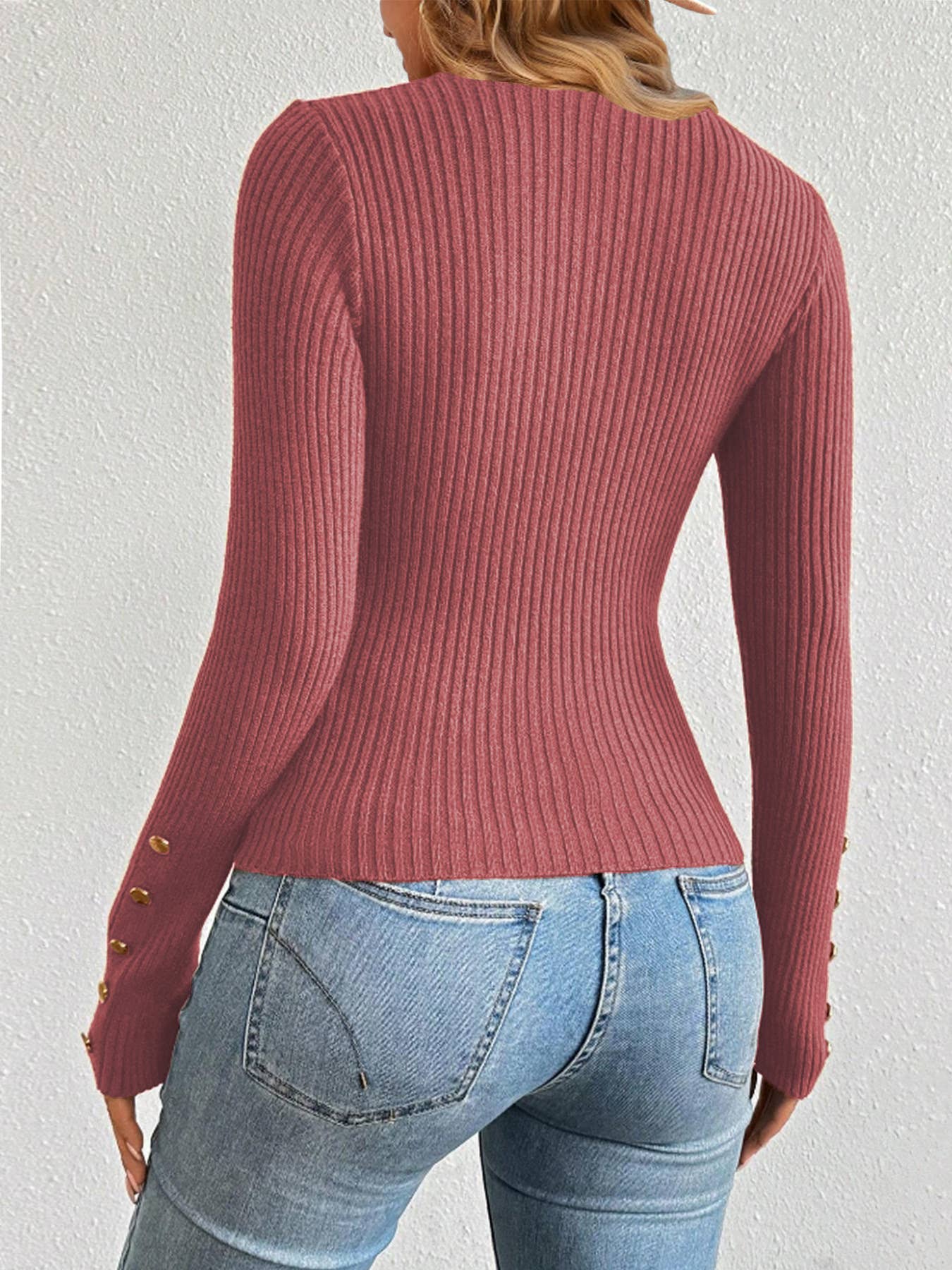 Round-neck solid-color metal buckle knitted top