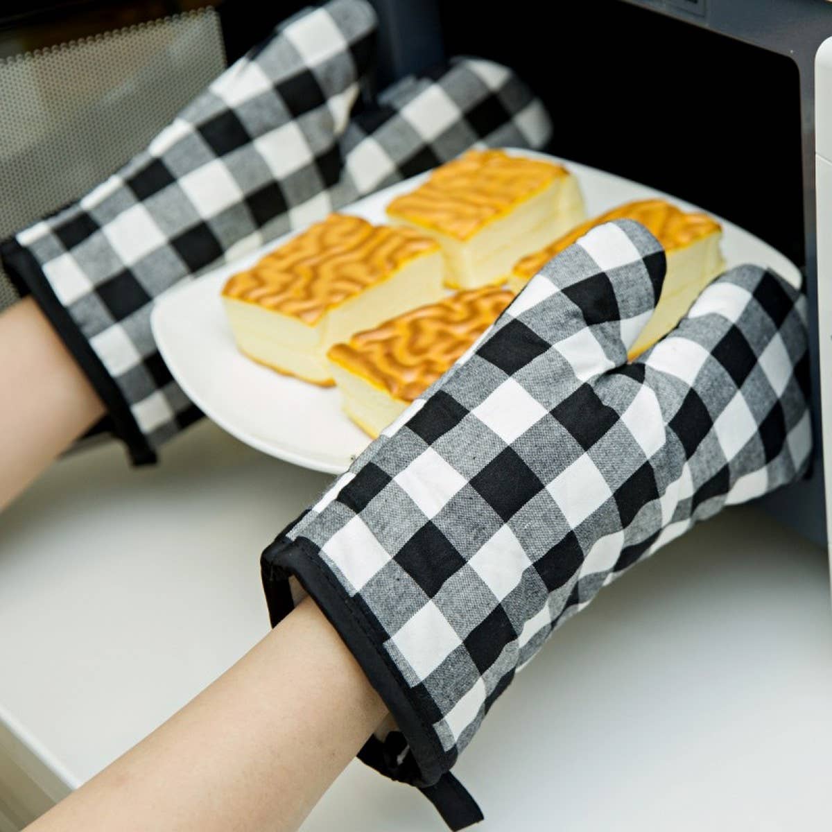 SCALD-PROOF HEAT-INSULATING GLOVES THREE-PIECE SET