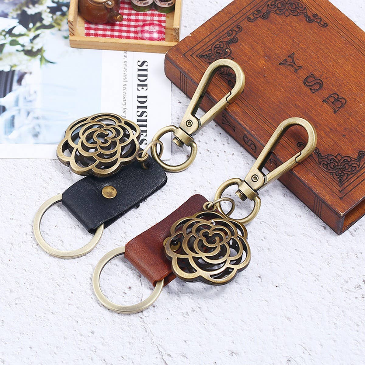 CREATIVE BRONZE ROUND FLOWER COWHIDE KEYCHAIN