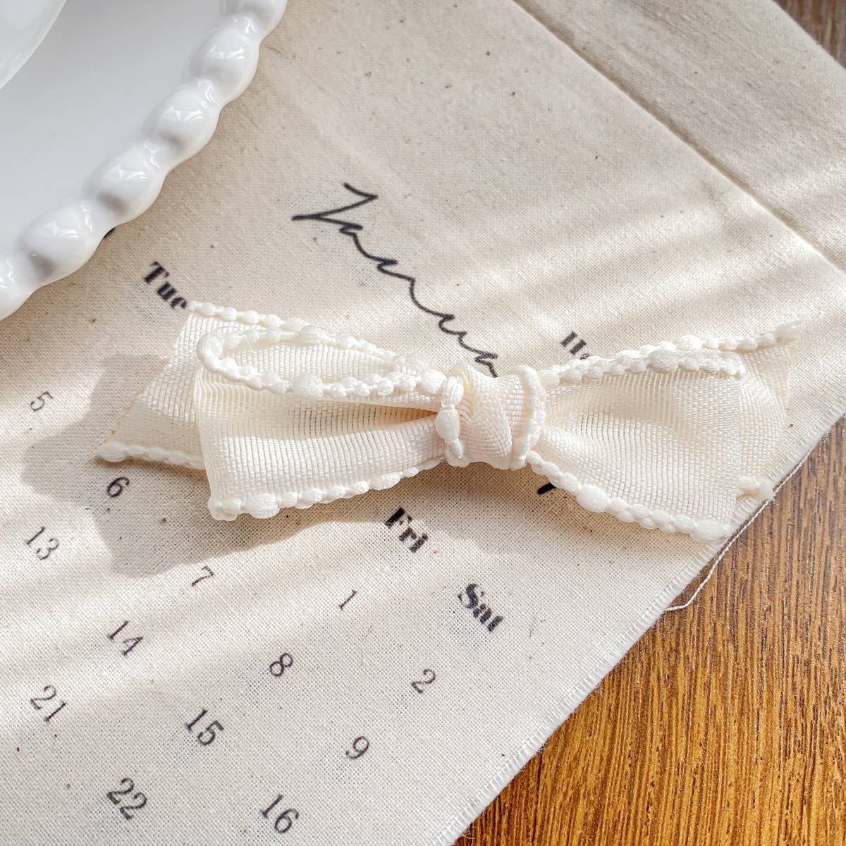 Fashionable and versatile bow tie clip