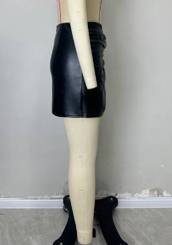 Fashionable pleated PU leather short skirt