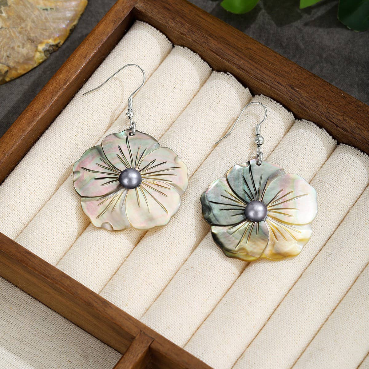 NATURAL BLACK SHELL TEMPERAMENT PETAL EARRINGS