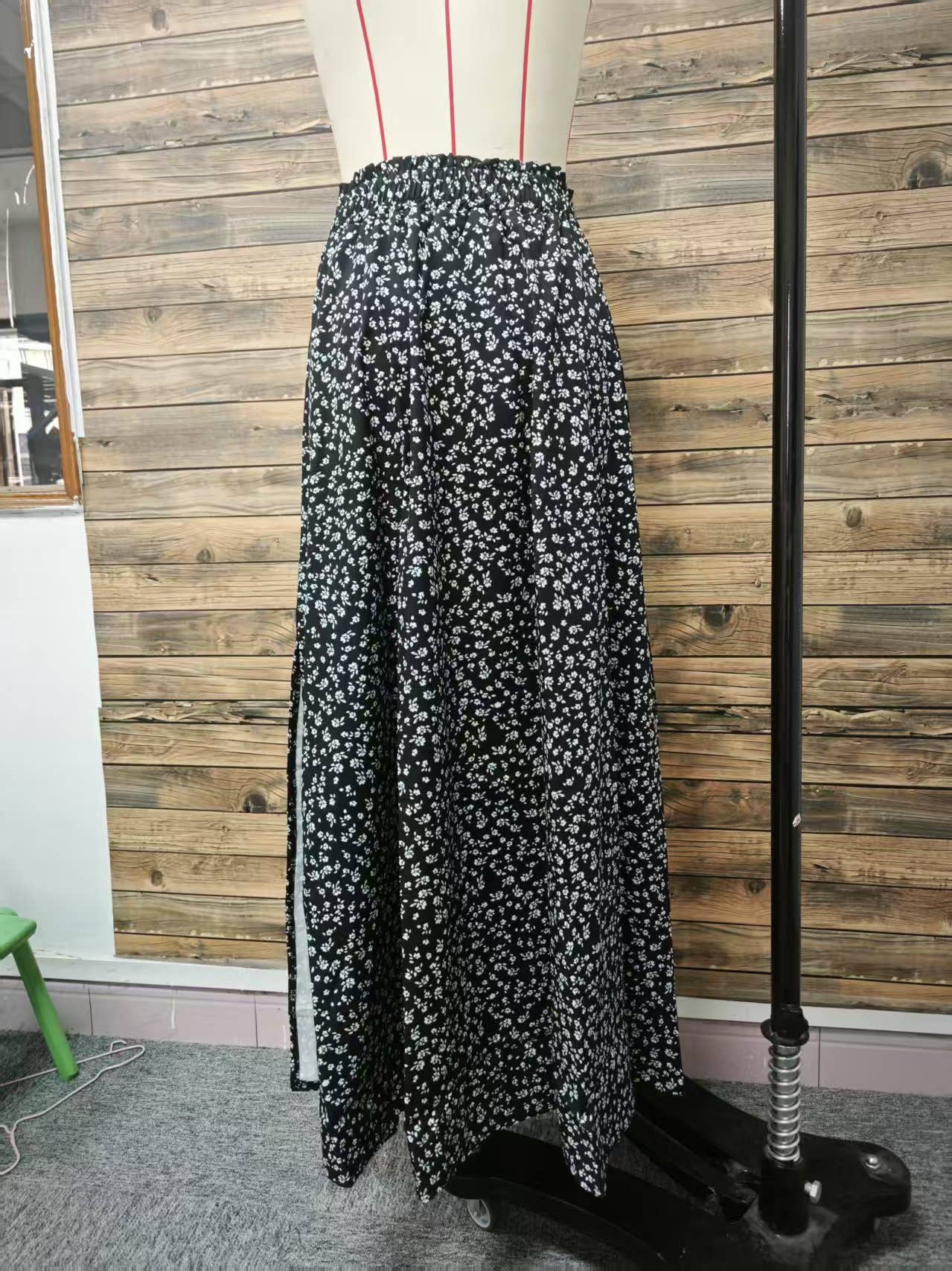 Slit A-line body-hugging mid-waist floral skirt