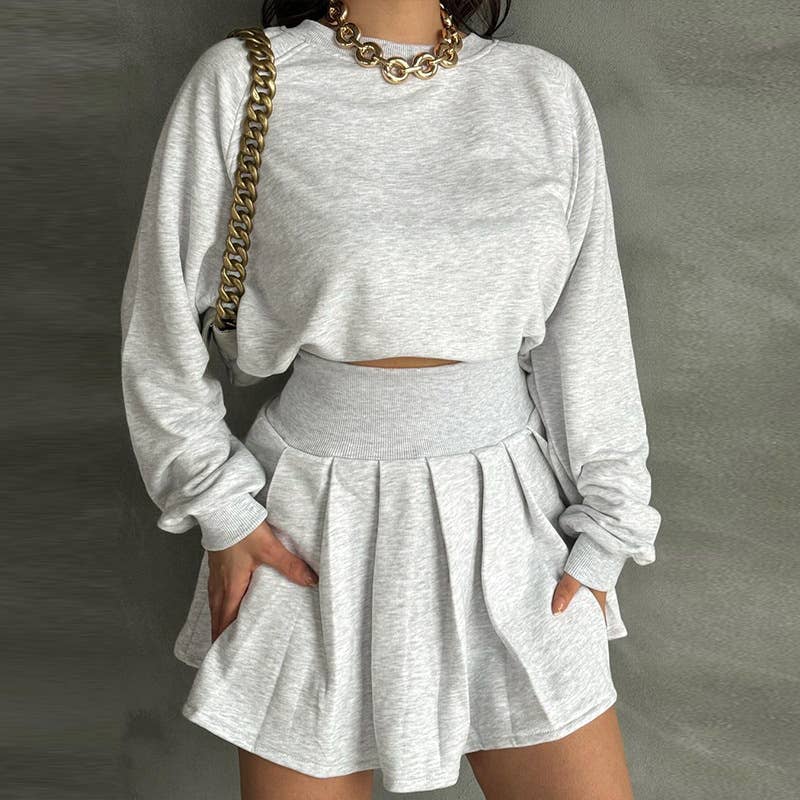 Long-sleeved sweatshirt and pleated skirt set