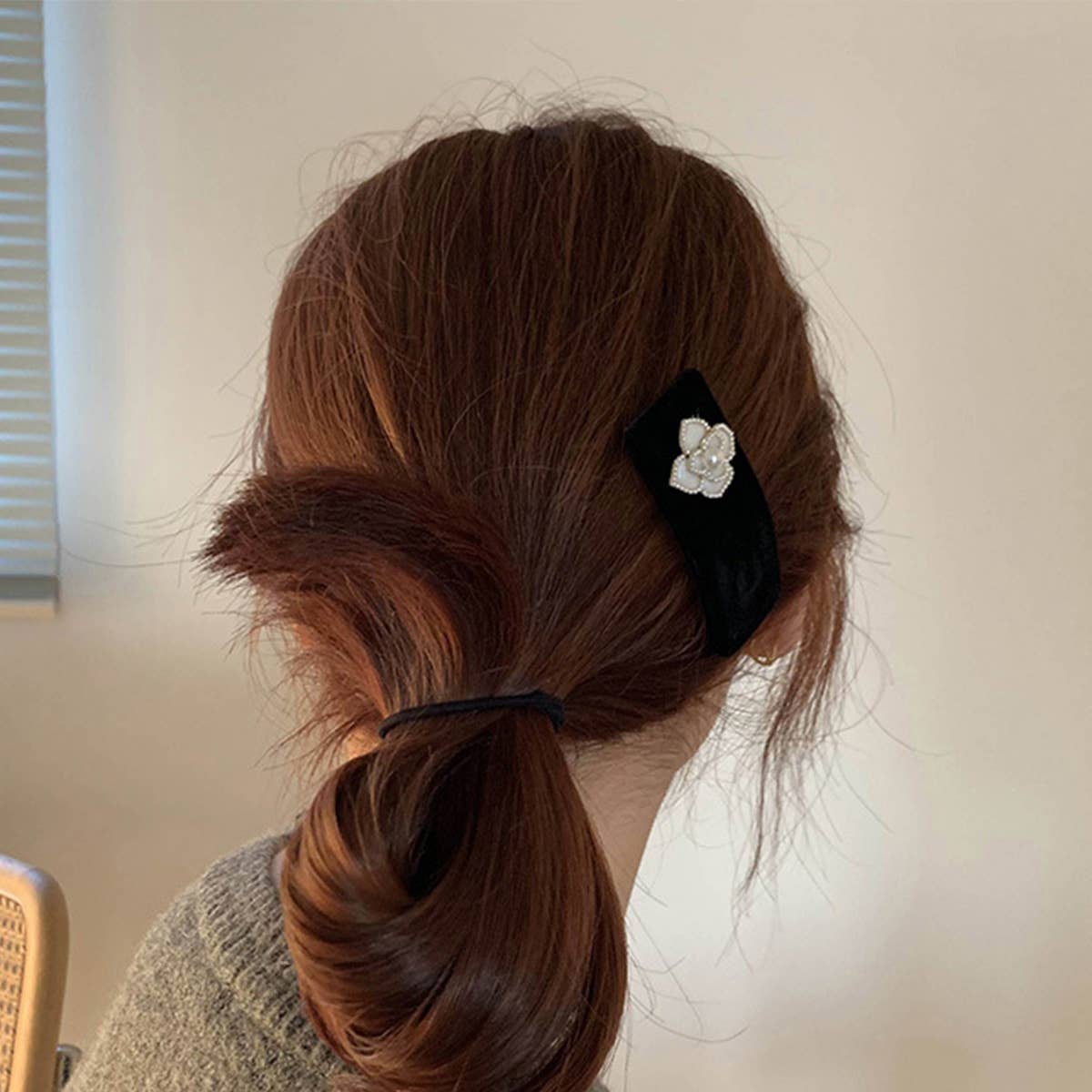 CAMELLIA PEARL BLACK SMALL FRAGRANCE HAIR CLIP