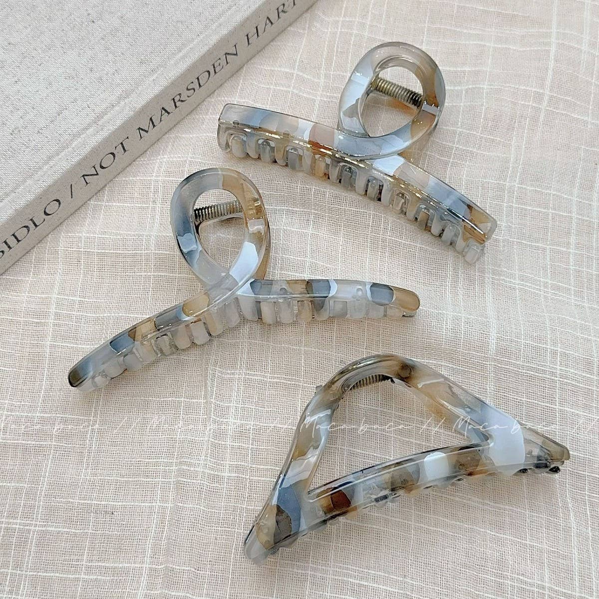 Elegant Marble Hair Claw - Gradient Pattern Clip