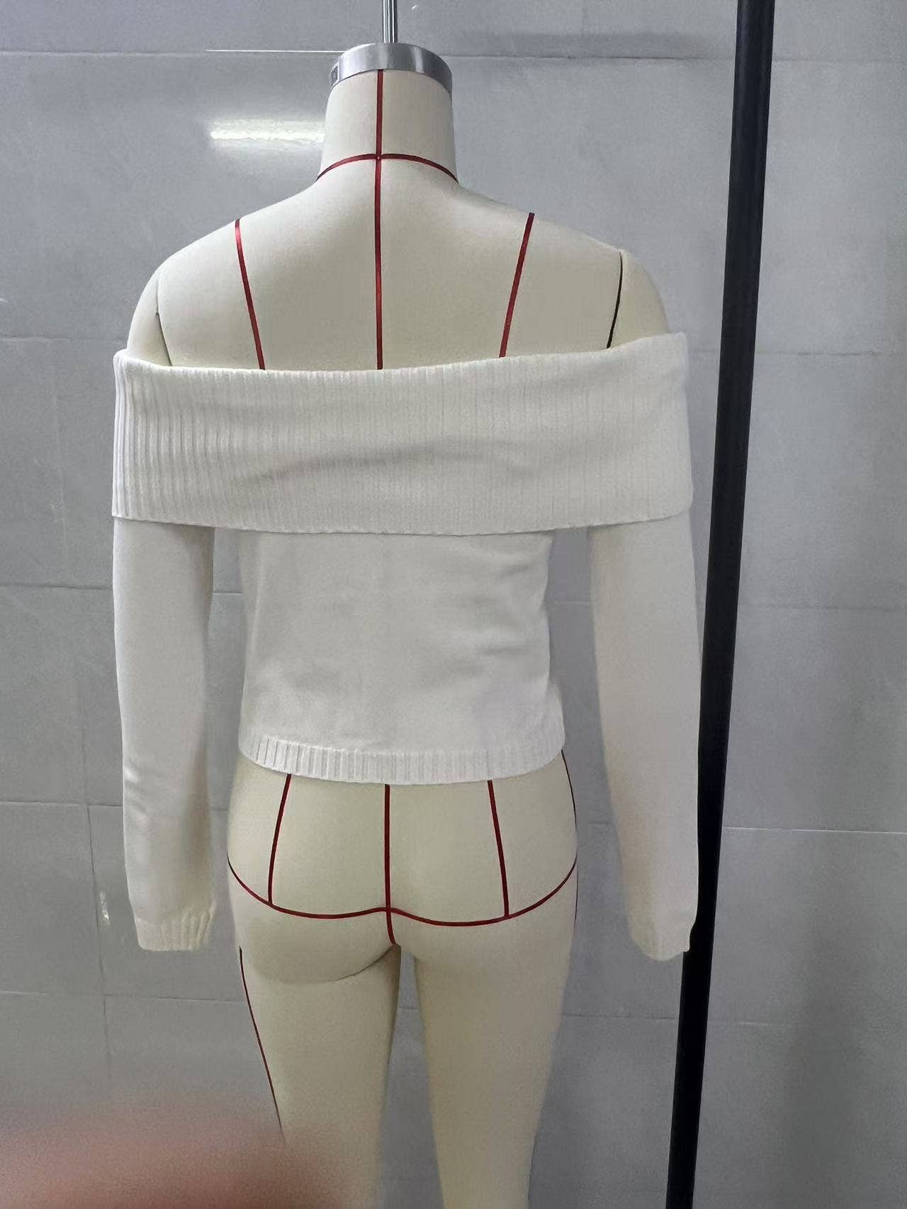 Solid-colored one-shoulder long-sleeved sweater