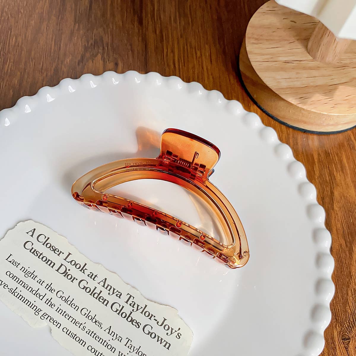 Arc-shaped semi-circular transparent gripper