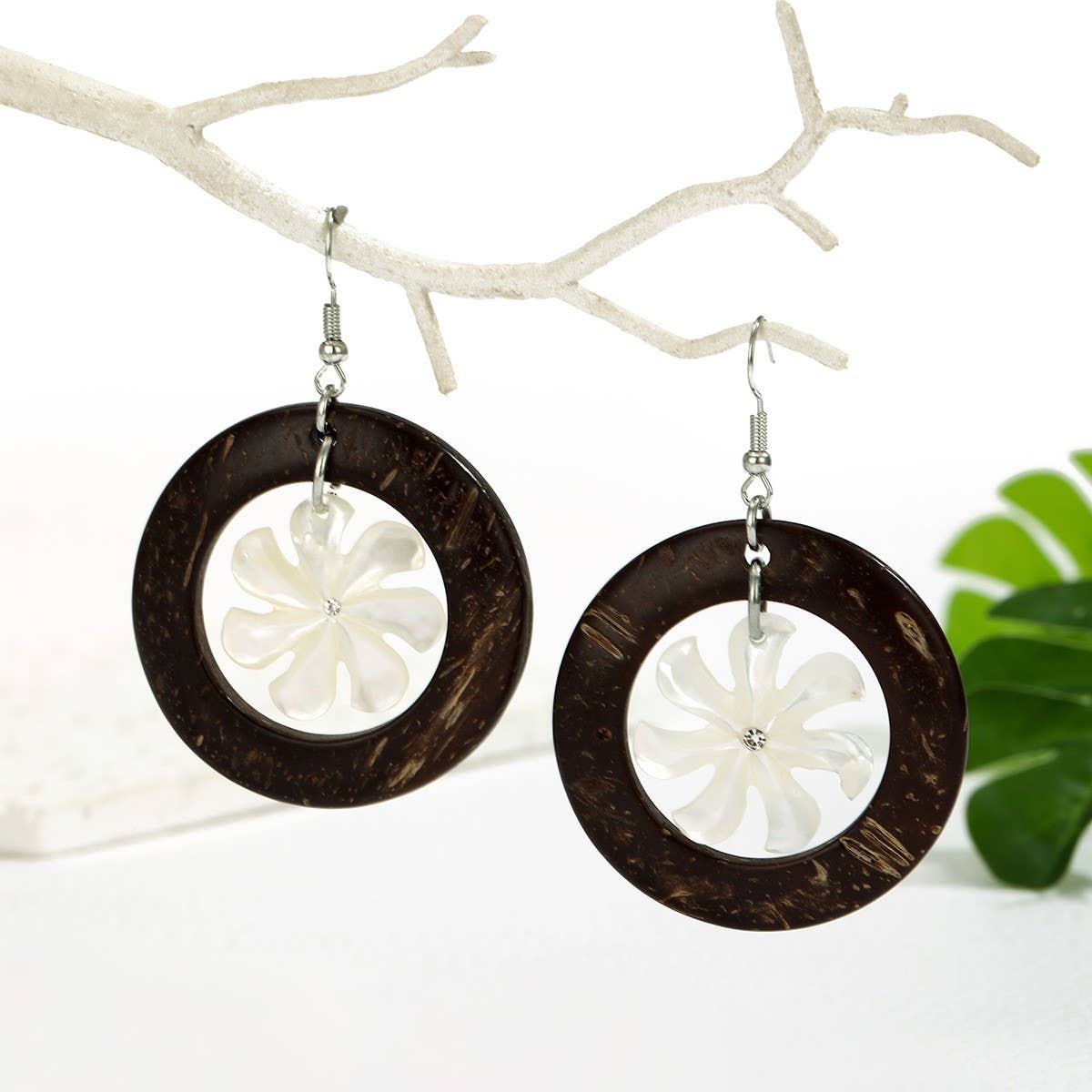 FASHION HOLLOW SPIRAL WHITE SHELL EARRINGS_CWMM4273