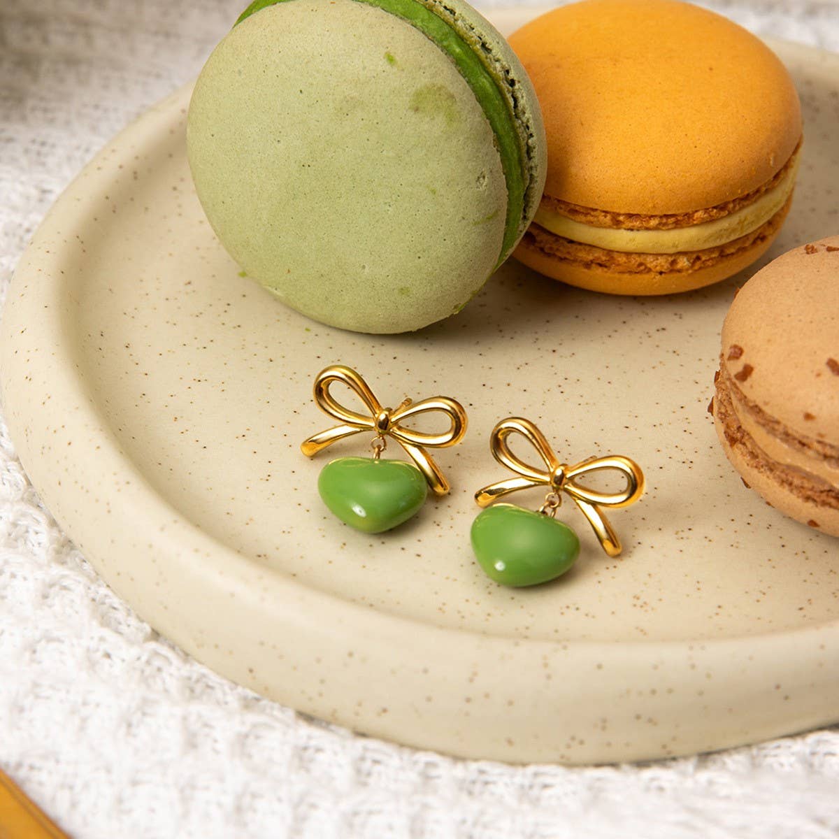 BOW WITH A HEART-SHAPED OIL DROP EARRINGS_CWAJE1881