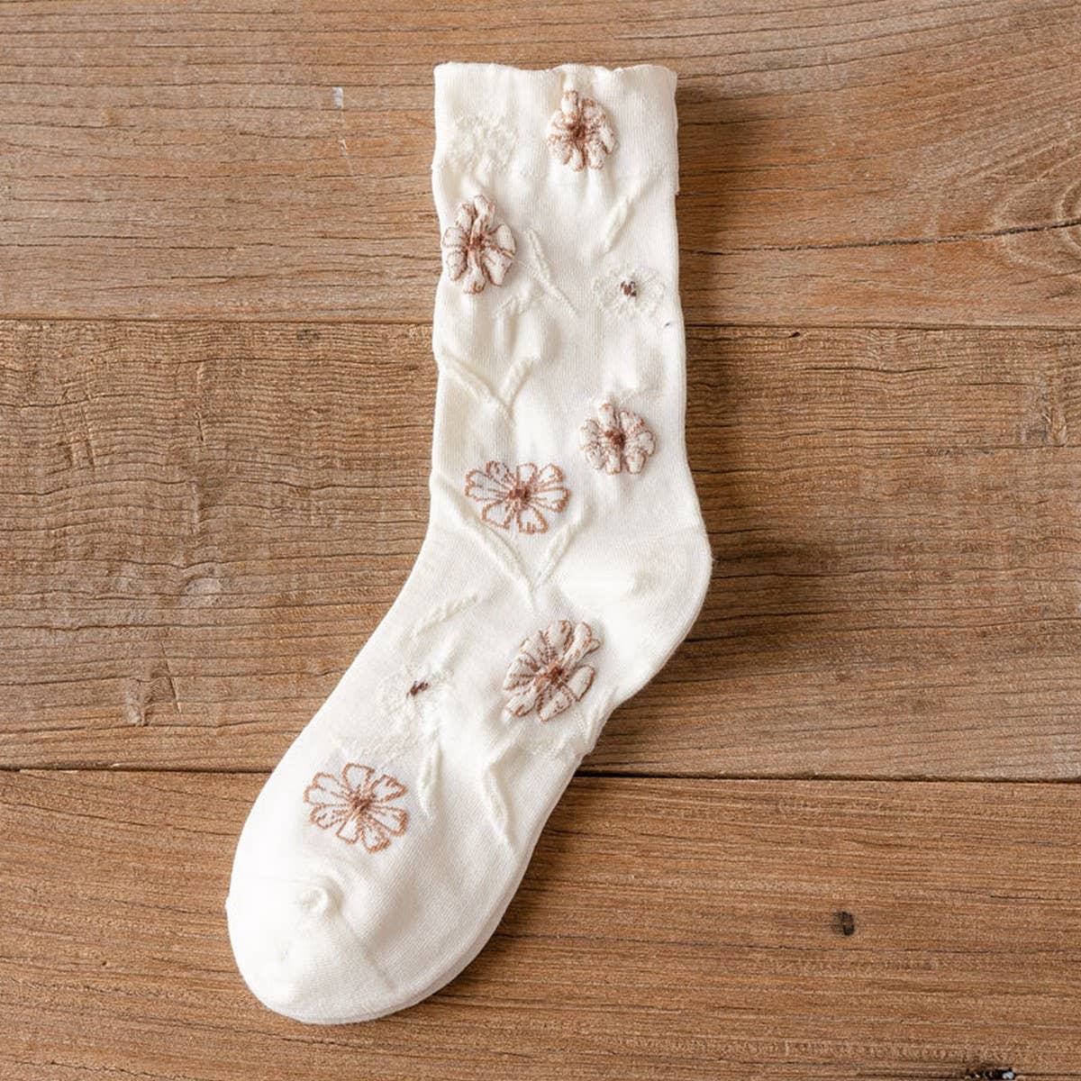 THREE-DIMENSIONAL RELIEF FLOWER MID-TUBE SOCKS