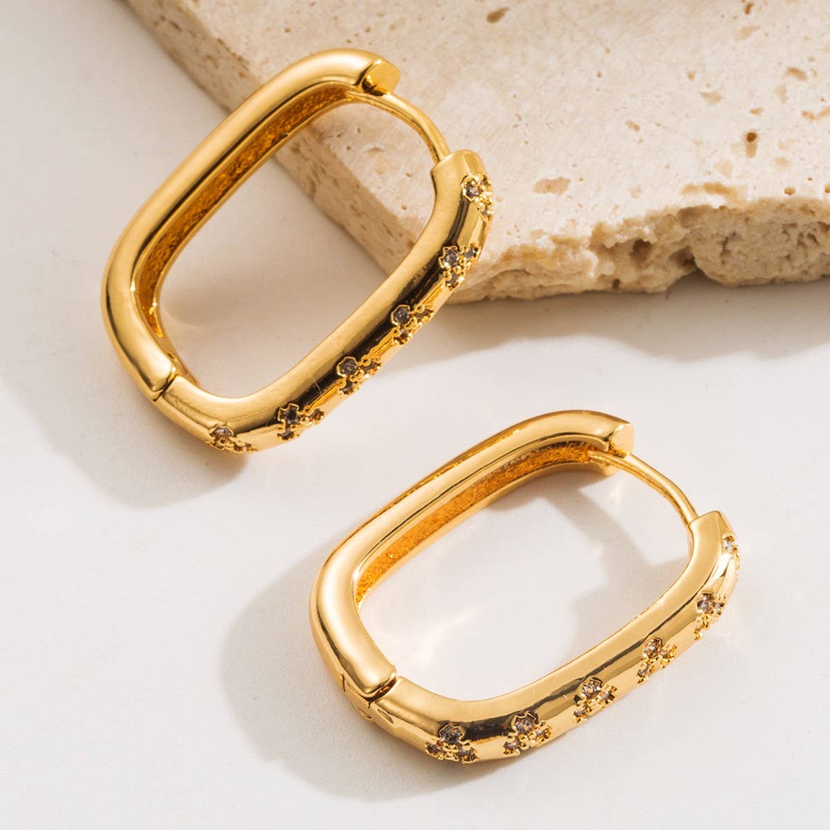 Zircon U-Shaped Hoop Earrings Gold-Plated Elegance_CWMM8510