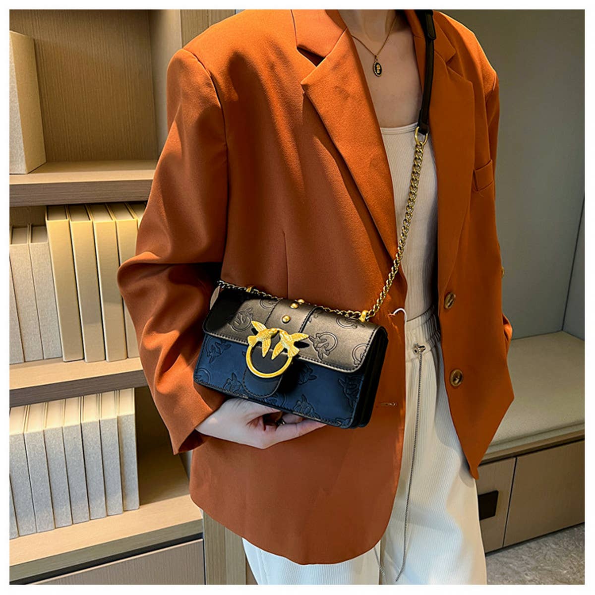 STYLISH EMBOSSED METAL CHAIN SHOULDER BAG_CWAB1577