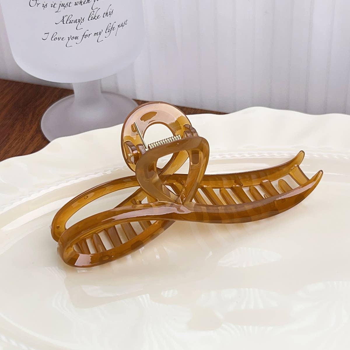 Simple and elegant transparent gripper