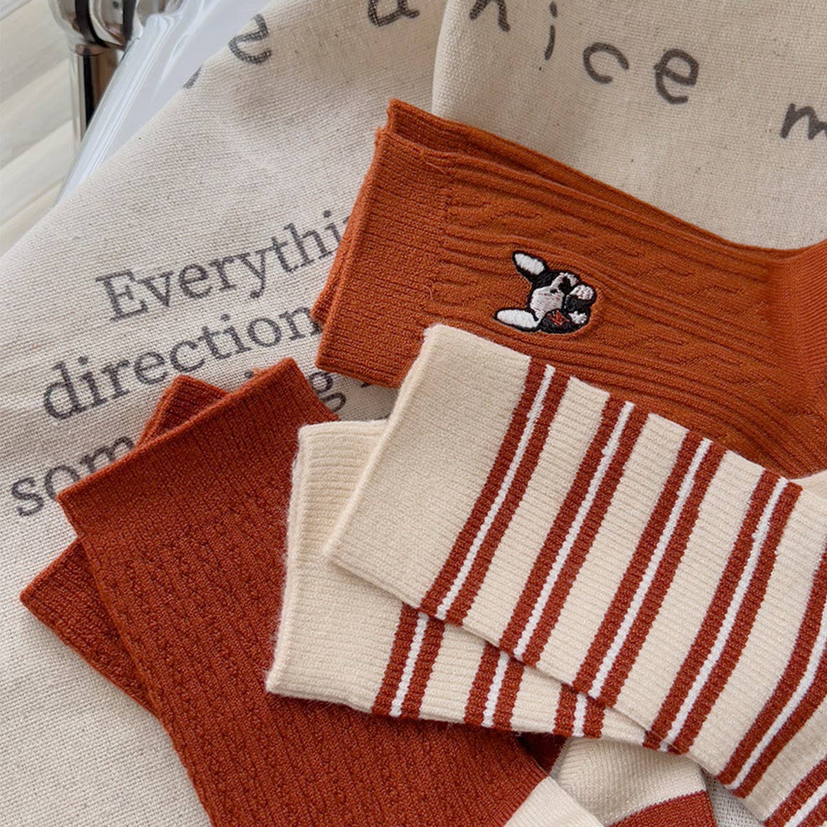 THIN EMBROIDERED BREATHABLE WOMEN'S MID-CALF SOCKS